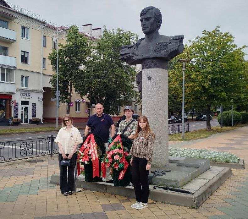 Чтим подвиг: возложение цветов к памятнику первому Герою Беларуси
