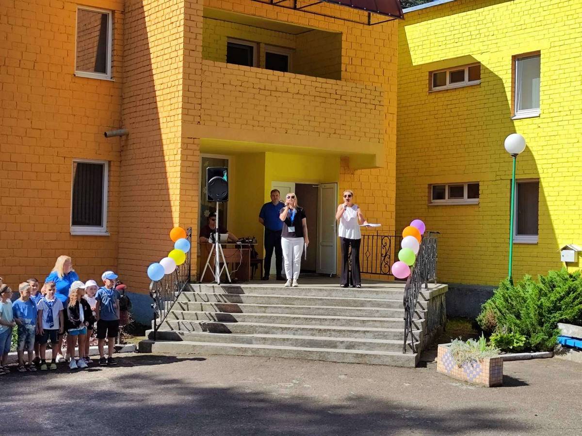 Торжественная линейка в оздоровительном лагере 